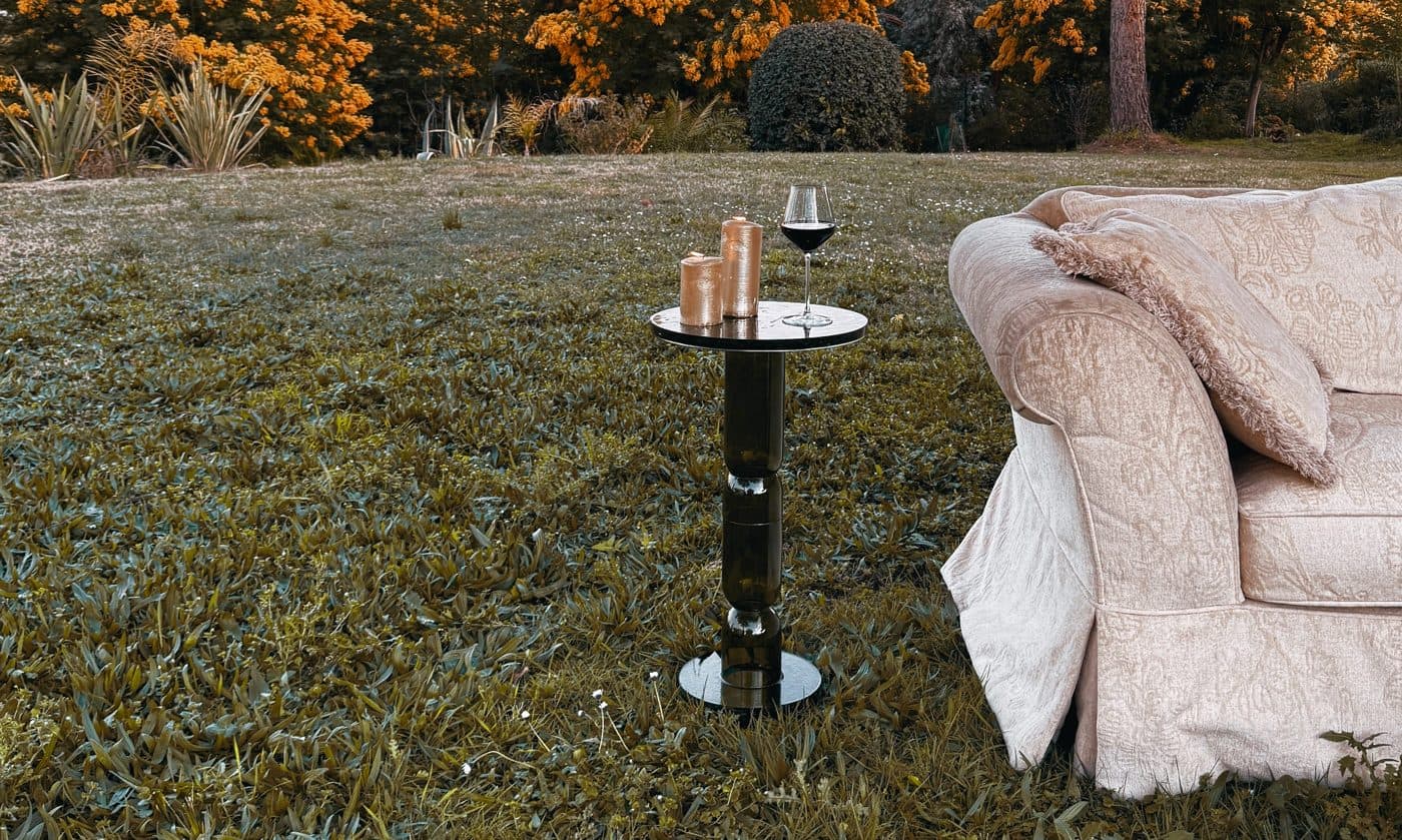 Guéridon en bouteille de vin upcyclée dans un jardin de la Côte d'Azur